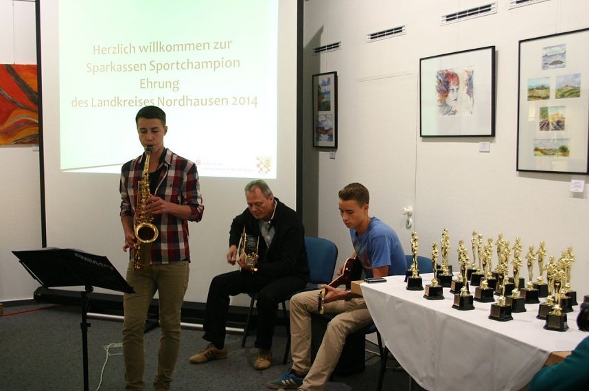 Christian und Tobias Emmelmann, die mit ihrem Kreismusikschullehrer f&uuml;r die musikalische Umrahmung sorgten, sind selber auch sehr gute Leichtathleten