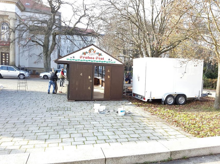 Weihnachtsmarkt wird aufgebaut