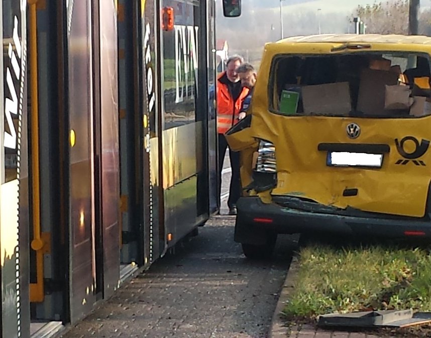 Postauto und Stra&szlig;enbahn stie&szlig;en in Nordhausen-Ost zusammen