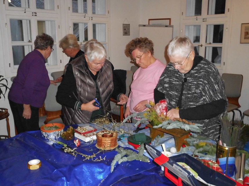Weihnachtsbasteln mit den "Flinken Nadeln" in Ilfeld
