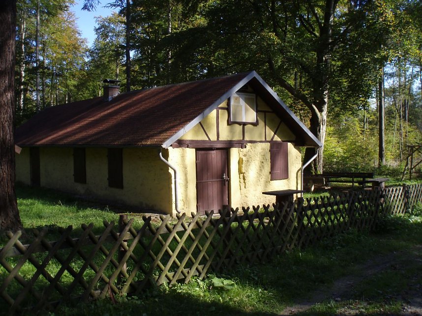 as Backhaus, heute Jagdh&uuml;tte, war Bestandteil des Oberf&ouml;rstereikomplexes Lohra mit Verwaltungs- und Wirtschaftsgeb&auml;udes zur Eigenversorgung der Bediensteten. Von den Hauptgeb&auml;uden, die gegen&uuml;ber dem Backhaus standen sind noch die Fundamente zu erahnen. Die F&ouml;rsterei lag zwischen der Landstra&szlig;e Kreuzungsamt Lohra � Friedrichsrode und dem Feuergrund.