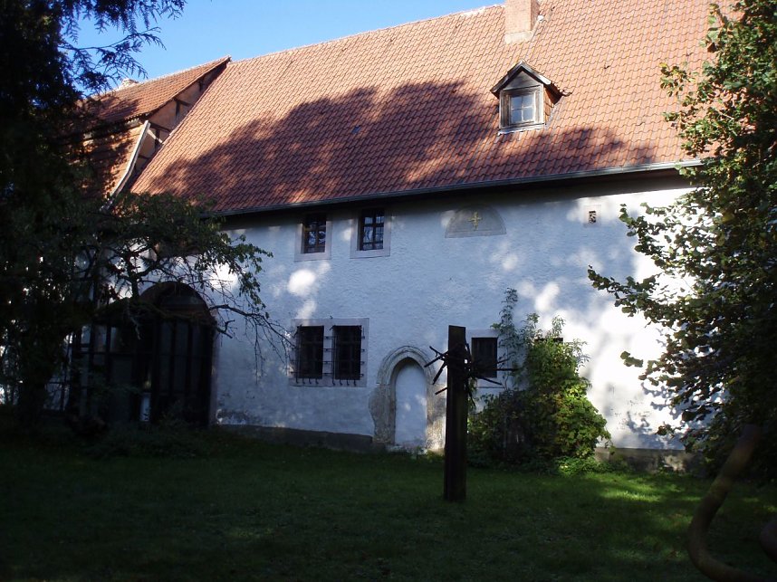 Au&szlig;enansicht von Utterode Der ehemalige Komturhof des Ritterordens der Tempelherren war von 1876 bis 1932 Sitz der Oberf&ouml;rsterei Utterode nach der Aufgabe des Oberf&ouml;rstereisitzes Schierenberg Lohra auf der Hainleite. Heute bewirtschaftet das K&uuml;nstlerpaar Heinz und Jutta Scharr diesen vierseitigen stattlichen Gutsgeb&auml;udekomplex. Sie erwarben dieses Areal 1975.