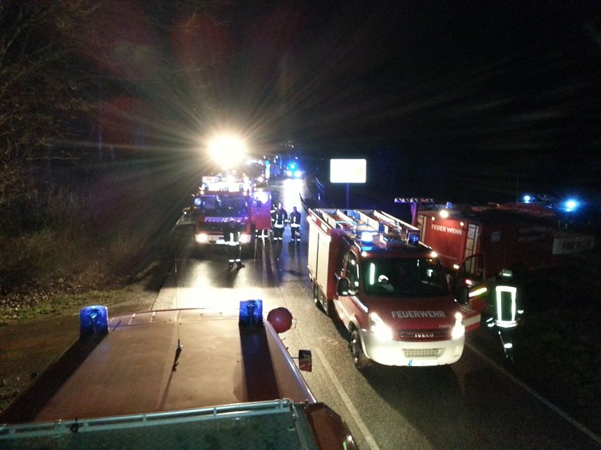 Auto brannte nach Unfall auf der B 243 aus