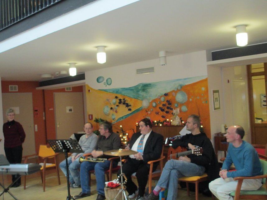 Auftritt im St. Jakob Haus - die Musikp&auml;dagogin Christel Laudel spielte mit ihrer Instrumentalgruppe f&uuml;r die Senioren