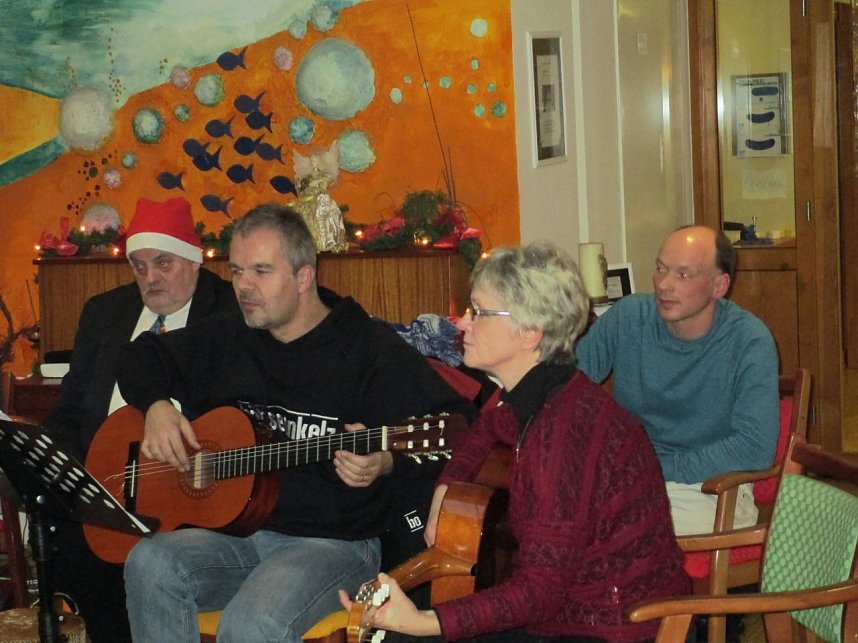 Auftritt im St. Jakob Haus - die Musikp&auml;dagogin Christel Laudel spielte mit ihrer Instrumentalgruppe f&uuml;r die Senioren