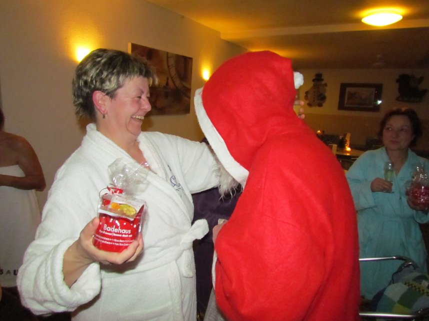 Der Weihnachtsmann zu Besuch in der Frauensauna des Nordh&auml;user Badehauses