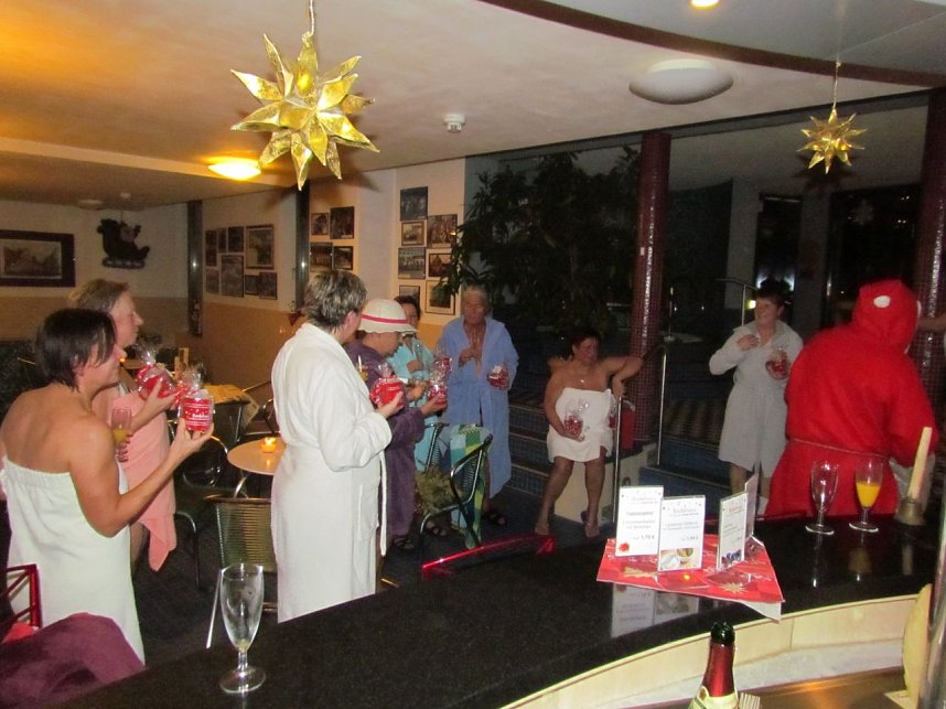 Der Weihnachtsmann zu Besuch in der Frauensauna des Nordh&auml;user Badehauses