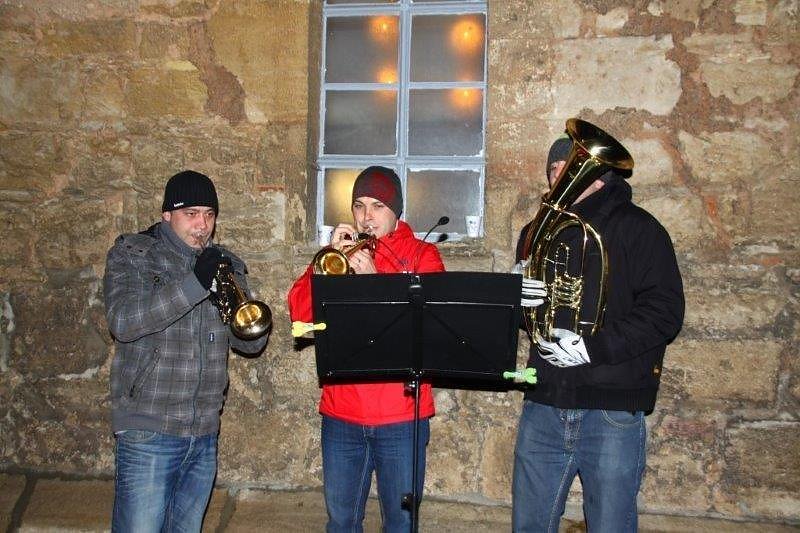 Weihnachtsmarkt in Obergebra bei Blitz und Donner