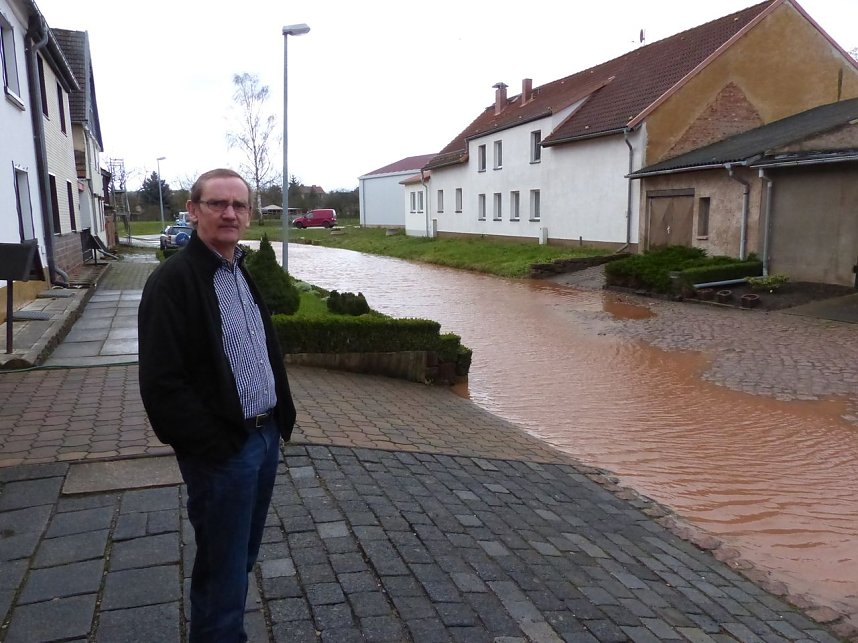Heinrich Querfurt ist sauer: Stra&szlig;e und Keller stehen unter Wasser.