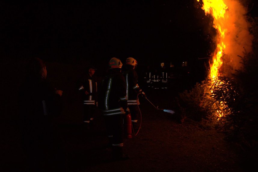 Heringen feierte ein feuriges "Knut" - Fest und entledigte sich seiner alten Weihnachtsb&auml;ume