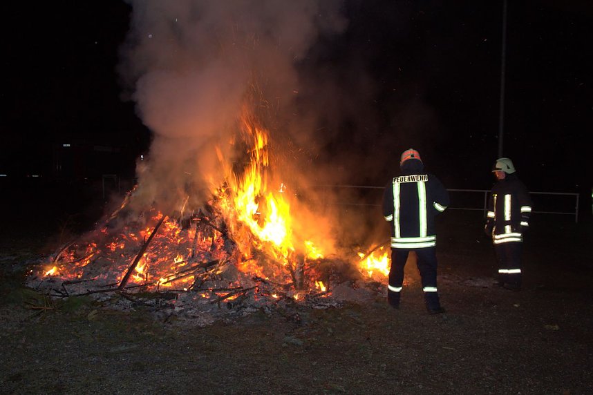 Heringen feierte ein feuriges "Knut" - Fest und entledigte sich seiner alten Weihnachtsb&auml;ume