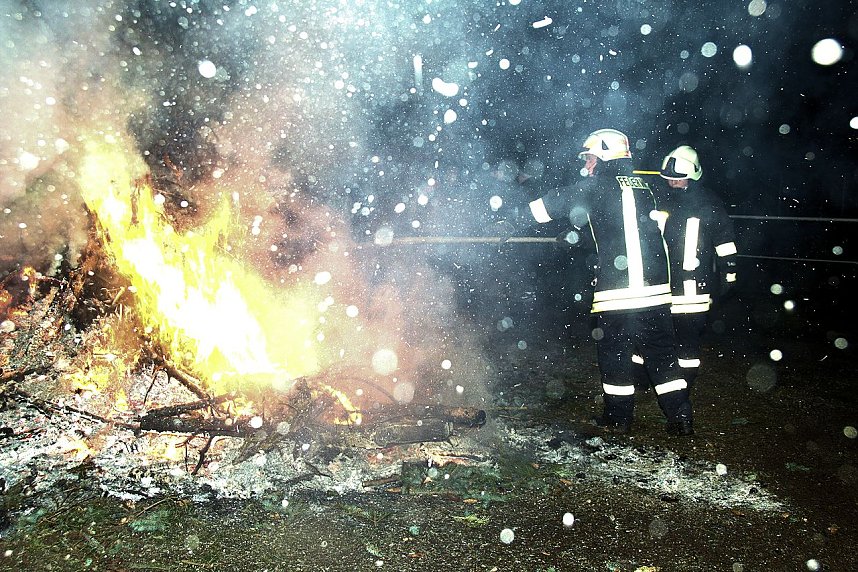 Heringen feierte ein feuriges "Knut" - Fest und entledigte sich seiner alten Weihnachtsb&auml;ume