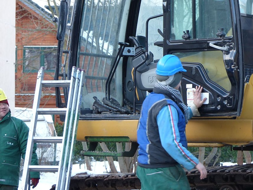 Anstich mit Bagger und Publikum