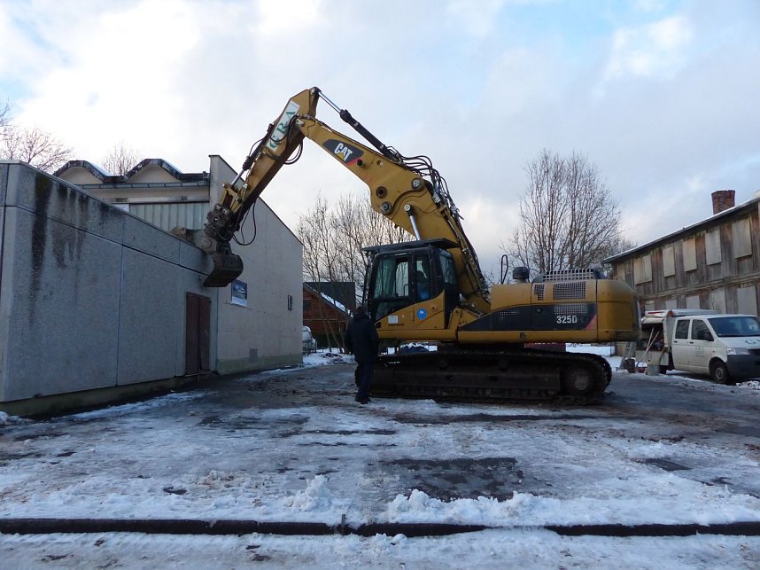 Anstich mit Bagger und Publikum