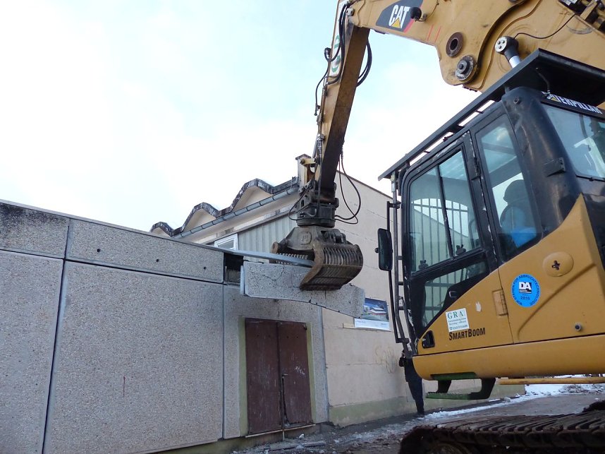 Anstich mit Bagger und Publikum