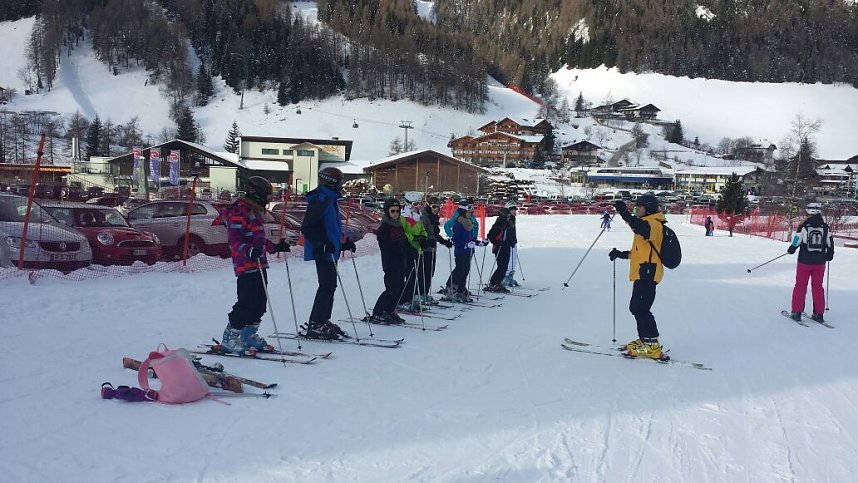 Winter wie er sein sollte - die Skisch&uuml;ler des Bleicher&ouml;der Schillergymnasiums in S&uuml;dtirol