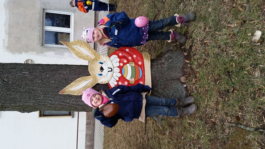 Viele Helfer packten beim schm&uuml;cken des Osterbaums f&uuml;r die Gemeinde Harztor mit an