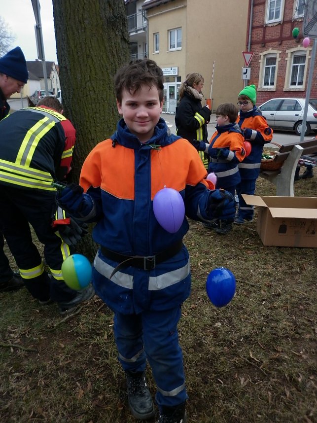 Viele Helfer packten beim schm&uuml;cken des Osterbaums f&uuml;r die Gemeinde Harztor mit an