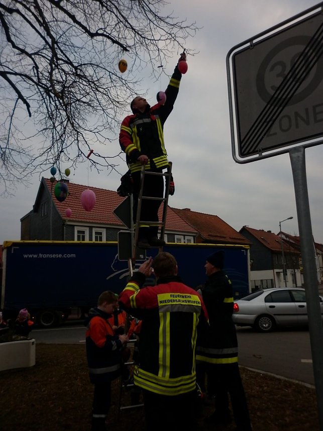 Viele Helfer packten beim schm&uuml;cken des Osterbaums f&uuml;r die Gemeinde Harztor mit an