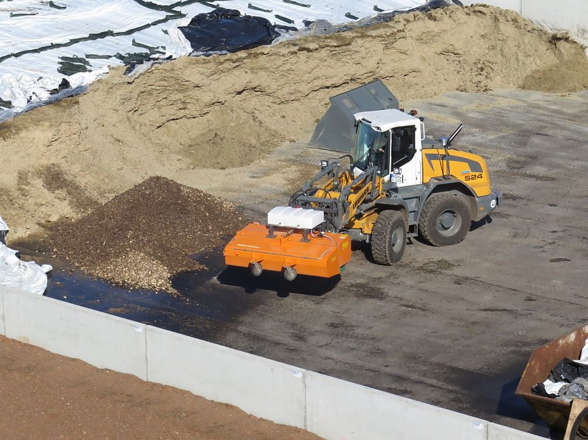Besuch der Anlage: Siloboden wird gereinigt