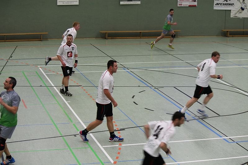 Handballer beim Derby (Halbzeit)