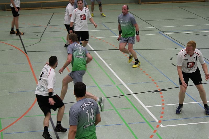 Handballer beim Derby (Halbzeit)