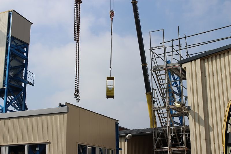 Neue Seilfahrtsbr&uuml;cke wird montiert