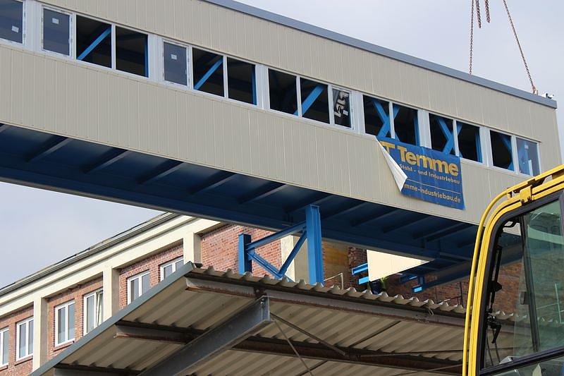 Neue Seilfahrtsbr&uuml;cke wird montiert