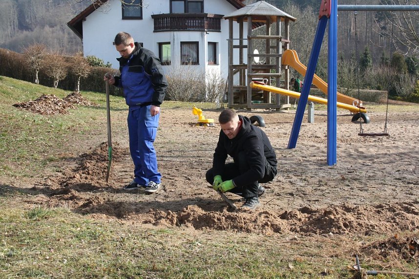 &Uuml;ber 60 Helfer beim Fr&uuml;hjahrsputz in S&uuml;lzhayn