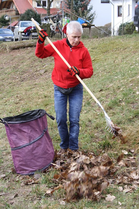 &Uuml;ber 60 Helfer beim Fr&uuml;hjahrsputz in S&uuml;lzhayn