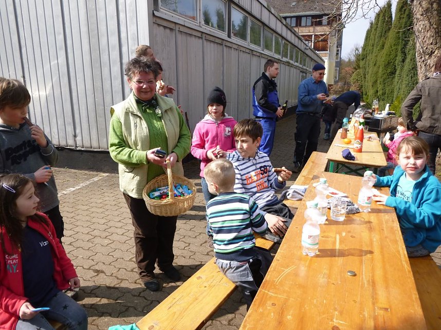 &Uuml;ber 60 Helfer beim Fr&uuml;hjahrsputz in S&uuml;lzhayn