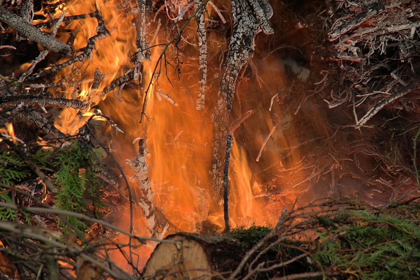 Osterfeuer in Herreden