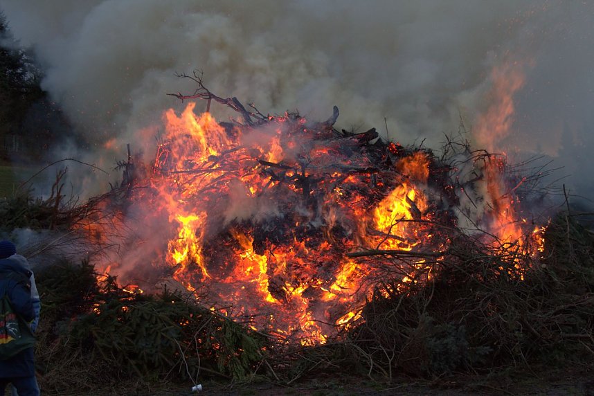 Osterfeuer in Herreden