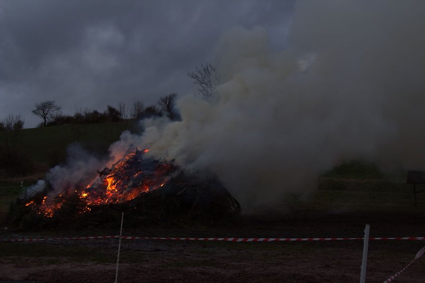 Osterfeuer in Herreden