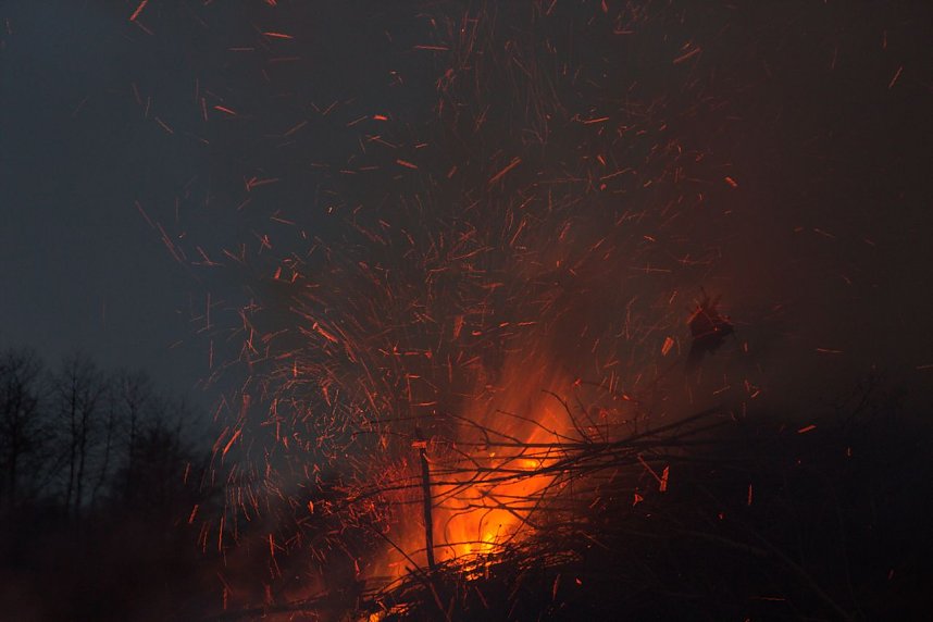 Osterfeuer in Herreden