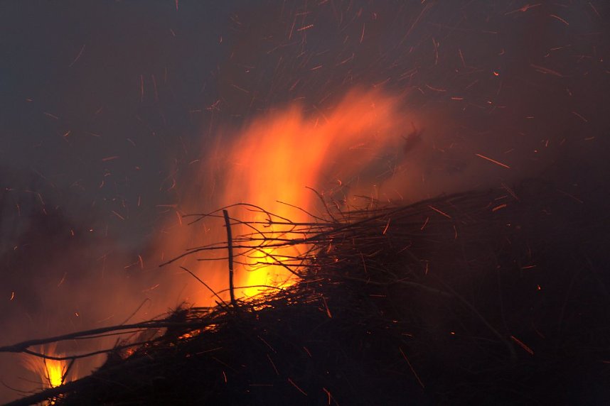 Osterfeuer in Herreden