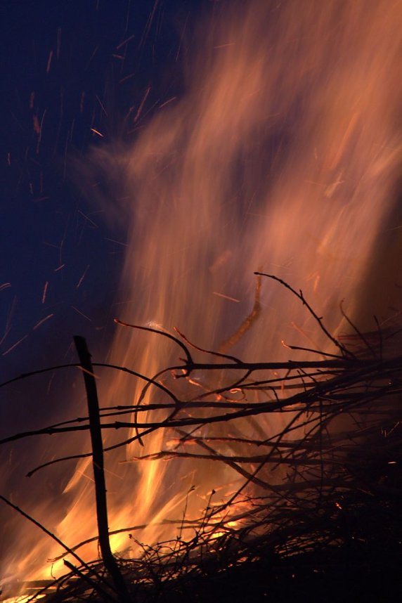 Osterfeuer in Herreden