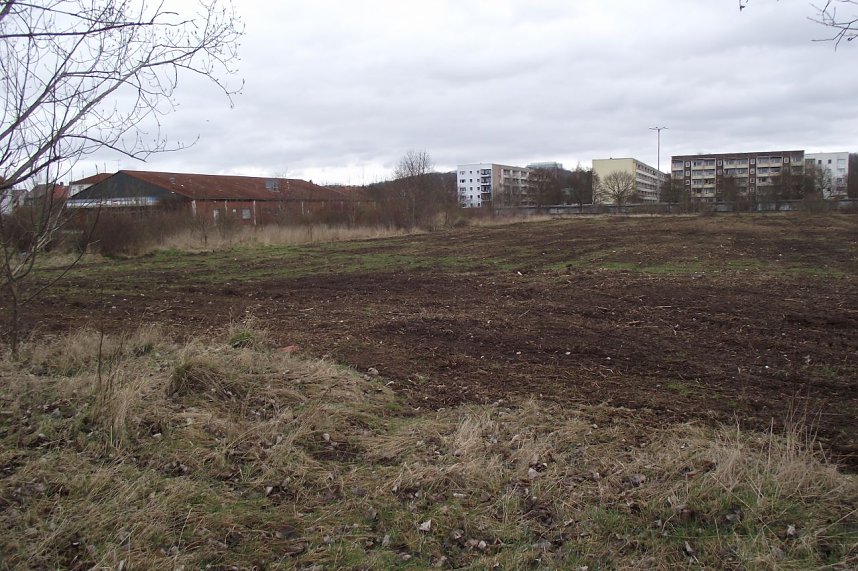 Diese Fl&auml;che zwischen dem ehemaligen Penny-Markt und Stra&szlig;e der Genossenschaften will ein Investor bebauen.