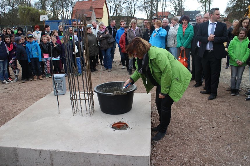 F&uuml;r die neue Sporthalle der Regelschule Ellrich wurde heute der Grundstein gelegt