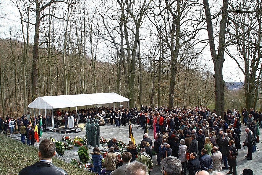 &Uuml;berlebende des KZ Mittelbau-Dora bei der Gedenkveranstaltung zum 70. Jahrestag der Lagerbefreiung auf dem Gedenkplatz vor dem ehemaligen Krematorium in der KZ-Gedenkst&auml;tte Mittelbau-Dora, 13. April 2015. 