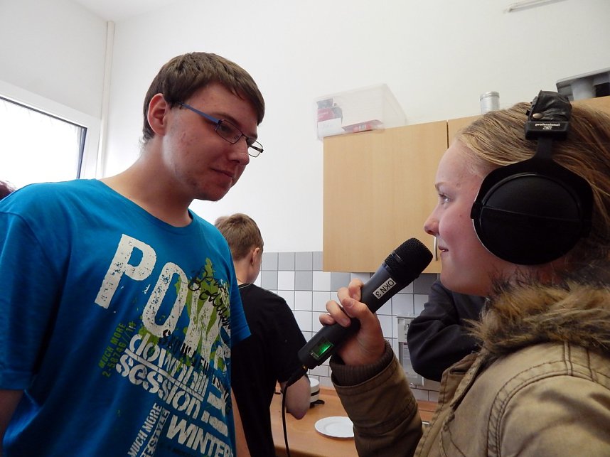 M&auml;dchen befragen Jungen im MEGEHA