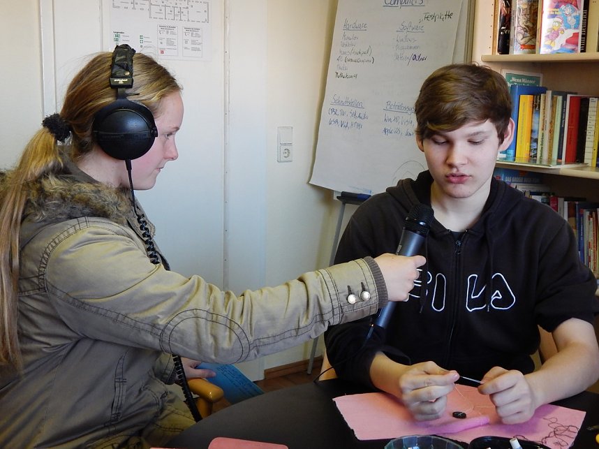 M&auml;dchen befragen Jungen im MEGEHA