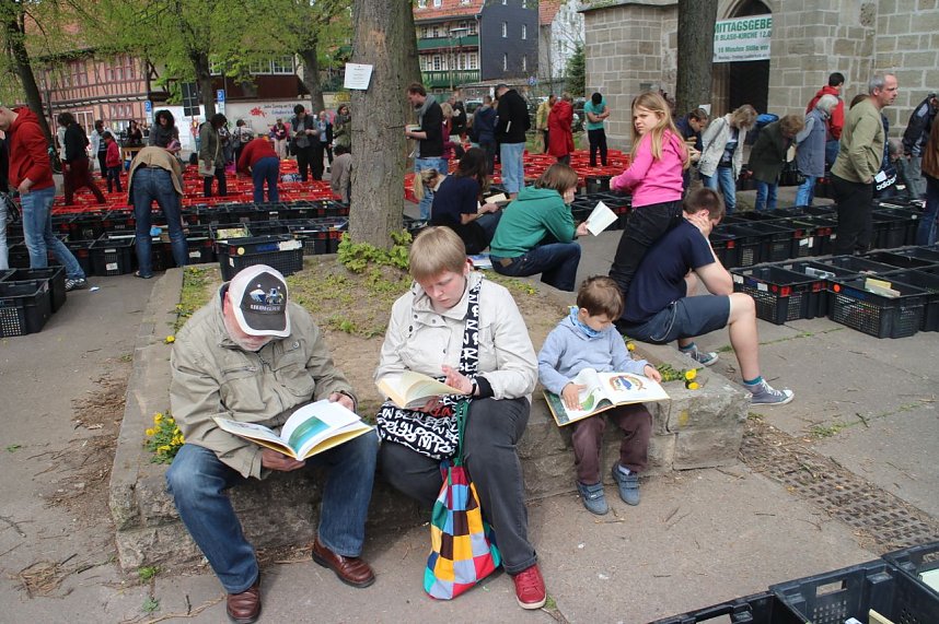 B&uuml;cherflohmarkt des Kinderkirchenladens auf dem Blasiikirchplatz in Nordhausen