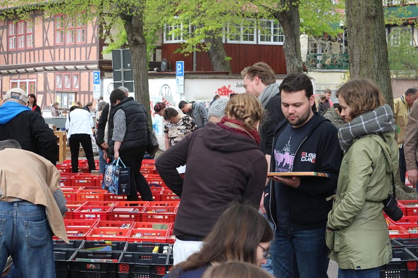 B&uuml;cherflohmarkt des Kinderkirchenladens auf dem Blasiikirchplatz in Nordhausen