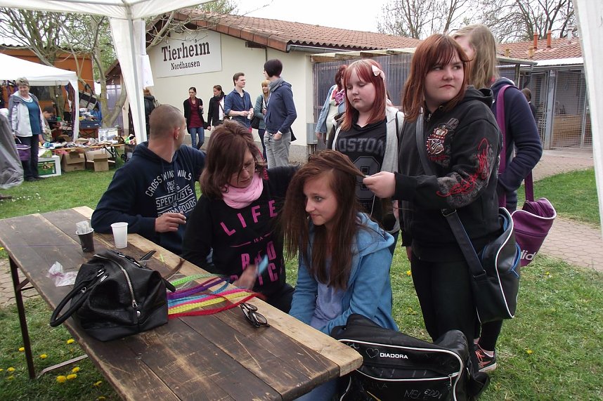 Lea Junker l&auml;sst sich die Haare flechten.