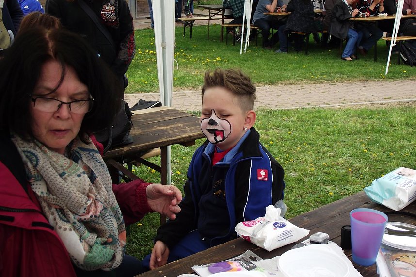 Am Schminktisch der sechsj&auml;hrige Emil�Krogel.