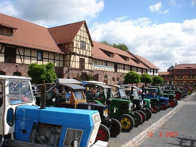 Schlepper und Traktoren auf dem Schlosshof