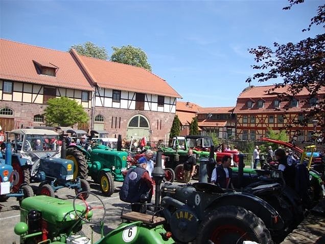 Schlepper und Traktoren auf dem Schlosshof