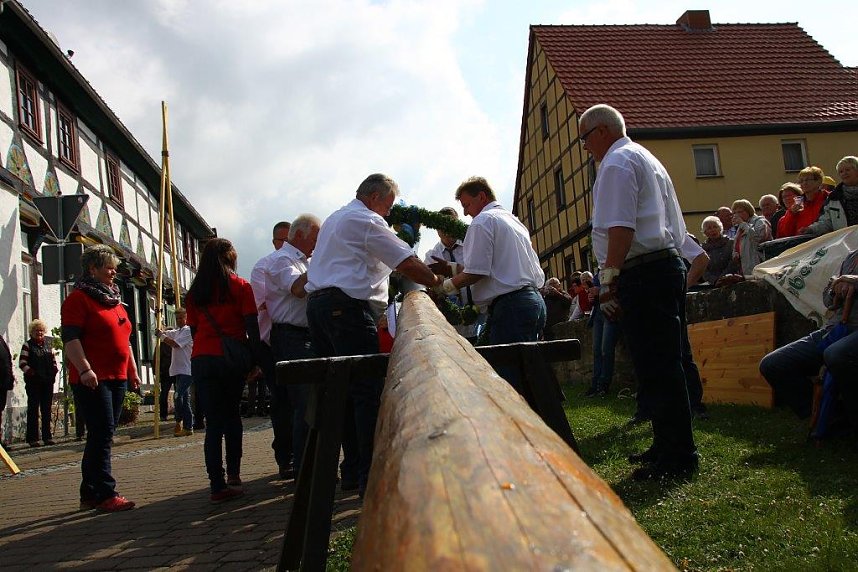 Traditionelles Maibaumsetzen in Obergebra