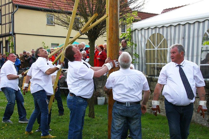 Traditionelles Maibaumsetzen in Obergebra